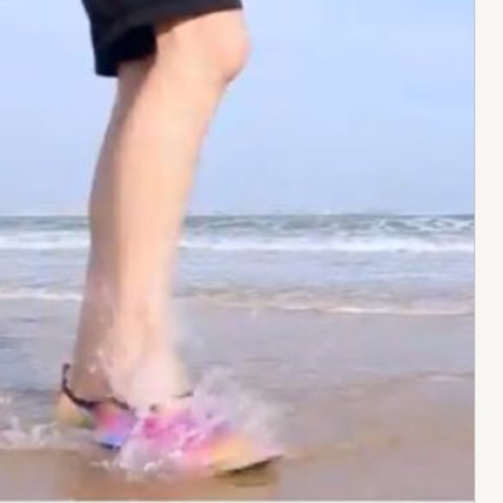 You don’t see them. But they see you. Water Shoes Woman’s. Their habitat - Picture 4 of 15